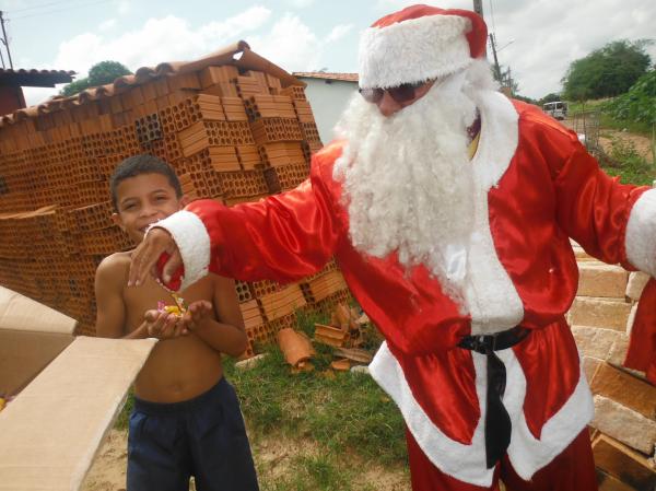 Papai Noel promoveu manh&atilde; de alegria com distribui&ccedil;&atilde;o de bombons em Floriano.(Imagem:FlorianoNews)