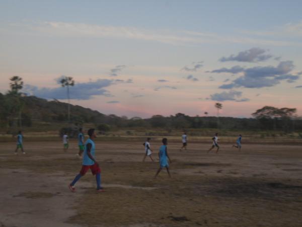 Moradores comemoram inaugura&ccedil;&atilde;o do campo do Guarani em Floriano.(Imagem:FlorianoNews)