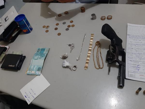 Em perseguição, suspeitos de assalto batem carro e um é baleado