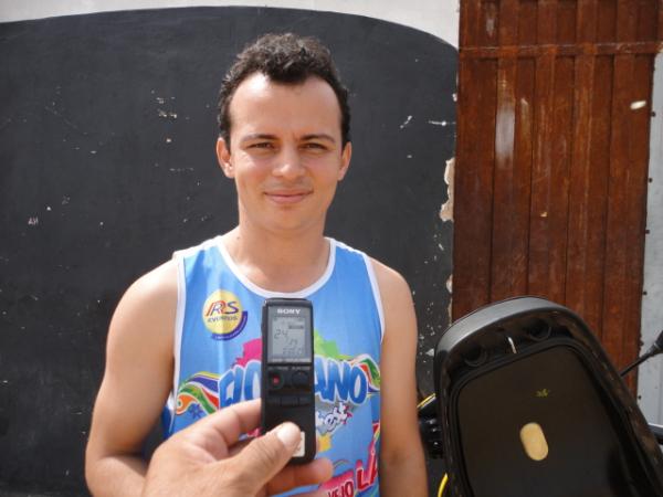 Amarelinho conversou com Leonardo, l&iacute;der do grupo brincantes e respos&aacute;vel pela ornamenta&ccedil;&atilde;o da cidade no carnaval(Imagem:FlorianoNews)