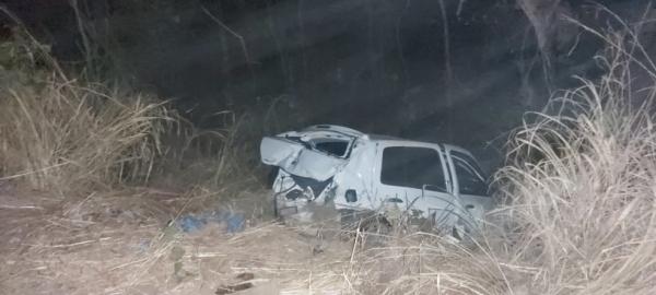 Carro saiu da pista ap&oacute;s a colis&atilde;o com &ocirc;nibus na BR-316, em Teresina.(Imagem: Ravi Marques/TV Clube)
