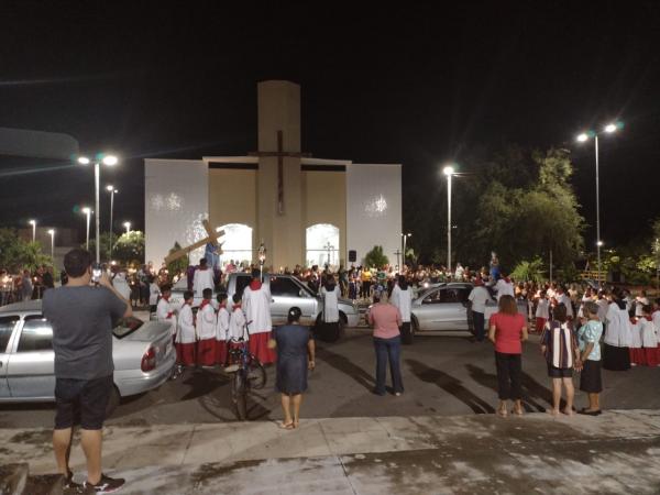 Fi&eacute;is participam da tradicional prociss&atilde;o do 