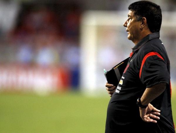 Joel Santana ainda n&atilde;o saber se ter&aacute; Willians contra o Vasco.(Imagem:Marcos Trist&atilde;o / Ag&ecirc;ncia Globo)