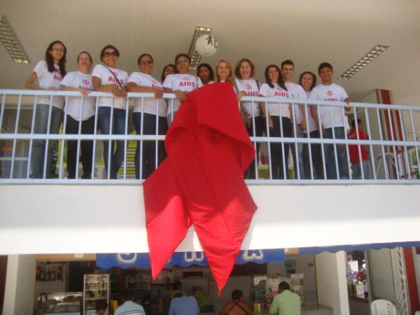 Dia Mundial de Luta Contra a AIDS - O la&ccedil;o foi colocado na Lanchonete Sert&atilde; no centro de Floriano(Imagem:reda&ccedil;ao)