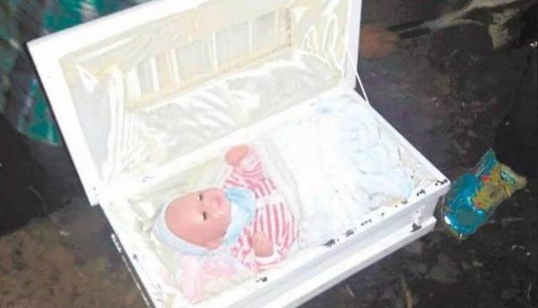 Pai exuma "cadáver de bebê" e descobre boneca dentro de caixão