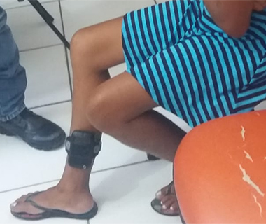 Presa mulher suspeita de furtar TV de 60" polegadas após tirar portão do trilho