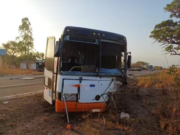 Motorista de 48 anos morre preso &agrave;s ferragens ap&oacute;s bater de frente com &ocirc;nibus de excurs&atilde;o no Piau&iacute;.(Imagem: Ascom PRF)