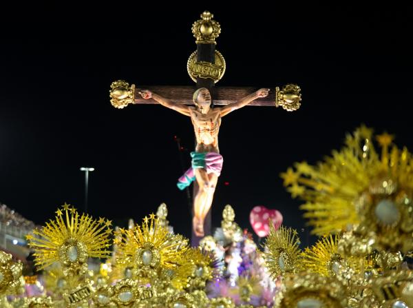 Samba faz o espetáculo da democracia no Carnaval do Rio