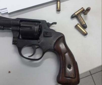 Homem é preso com revólver municiado durante festa em praia
