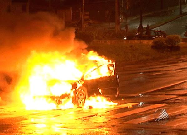 Carro ficou em chamas no meio da rua, mas ningu&eacute;m ficou ferido(Imagem:Reprodu&ccedil;&atilde;o/TV Bahia)