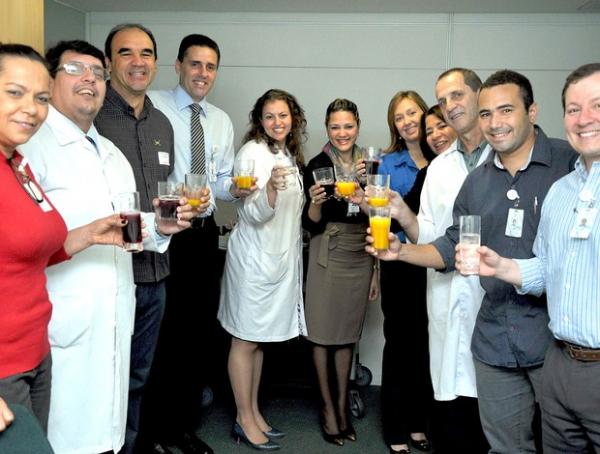 Ricardo visita a equipe que o atendeu no hospital depois do AVC sofrido em pleno gramado do Engenh&atilde;o.(Imagem:Andressa Maria Santos Vieira/Divulga&ccedil;&atilde;o Hospital P)
