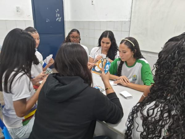 Proibição de celulares nas escolas do Piauí completa um ano; medida melhorou convivência no ambiente