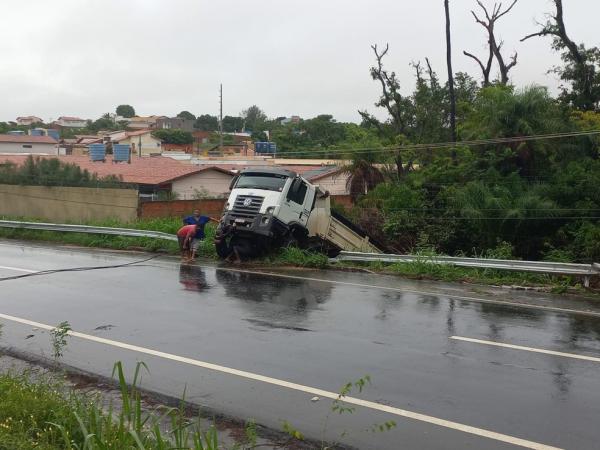 Caminhão fica pendurado em ribanceira na BR-343, em Teresina; veículo rodou na pista molhada