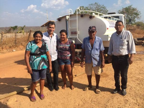 Gilberto Júnior disponibiliza carros-pipas para comunidades rurais que sofrem com a seca