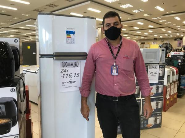 Bezerra, chefe de setor de m&oacute;veis e eletrodom&eacute;sticos.(Imagem:FlorianoNews)