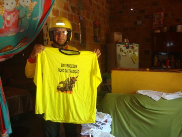 Amarelinho e sua camisa do Boi(Imagem:reda&ccedil;&atilde;o)