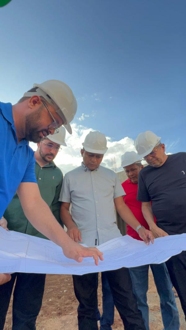 Deputado Dr. Francisco visita obra do CER em Uruçuí