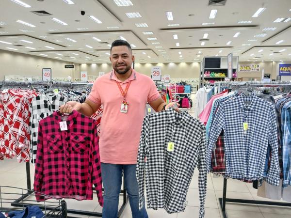 Jhoney, chefe do setor de confec&ccedil;&otilde;es do Armaz&eacute;m Para&iacute;ba.(Imagem:FlorianoNews)