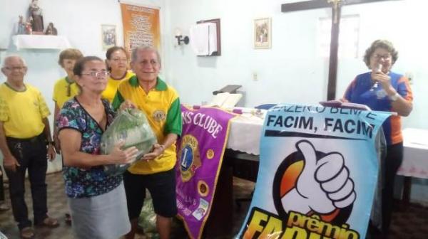 Lyons Clube faz doa&ccedil;&atilde;o de cestas b&aacute;sicas &agrave; Vila Vicentina de Floriano.(Imagem:FlorianoNews)