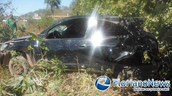Carro capota ap&oacute;s motorista perder o controle em curva da morte.(Imagem:FlorianoNews)