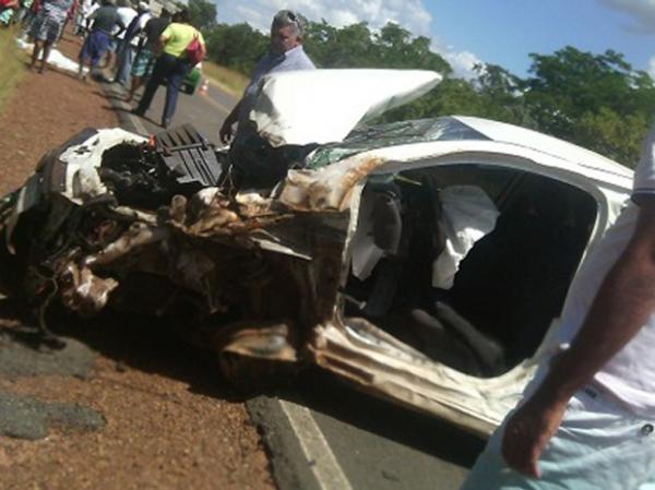 Colisão frontal entre caminhão e carro de passeio deixa um morto no Piauí