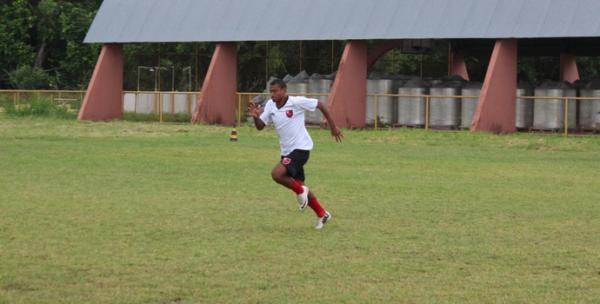 Meia pega pesado nos treinos f&iacute;sicos durante a pr&eacute;-temporada no campo da Ufpi.(Imagem:Abdias Bideh/GloboEsporte.com)