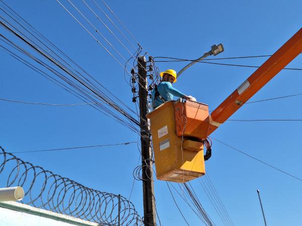 Floriano avança com modernização da iluminação pública