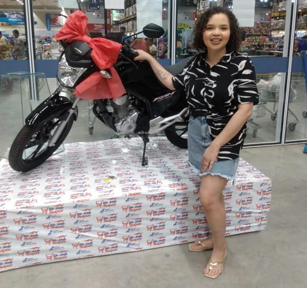 São Jorge Super realiza sorteio e faz entrega de moto para ganhadora da promoção de inauguração
