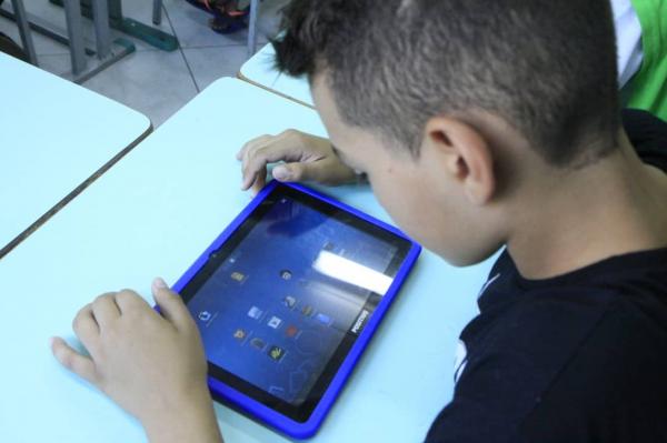 Campanha arrecada tablets para alunos utilizarem plataforma no PI