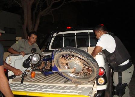 Motociclista colide com vaca e passageiro morre