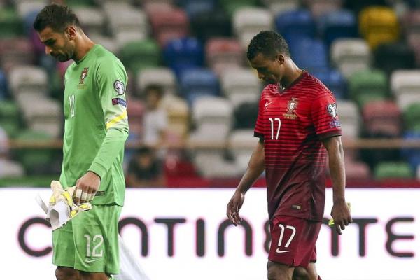 Desolados, Rui Patr&iacute;cio e Nani deixam o gramado derrotados na estreia.(Imagem:Ag&ecirc;ncia EFE)