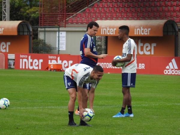 Fernando Diniz conversa com Tch&ecirc; Tch&ecirc;, que foi seu jogador no Audax.(Imagem: Marcelo Hazan)