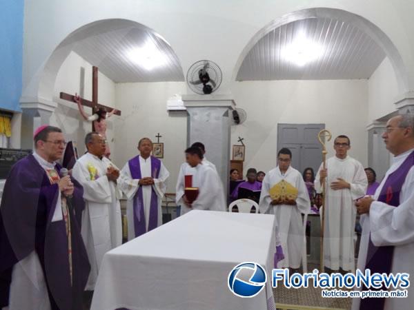 Pe. Aristides Ferreira toma posse como p&aacute;roco de Nazar&eacute; do Piau&iacute;.(Imagem:FlorianoNews)