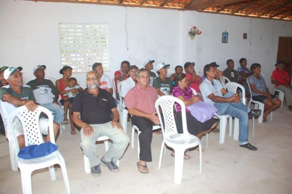 Prefeito de Floriano visita fam&iacute;lias beneficiadas pelo Projeto PAIS no povoado Alegre.(Imagem:Secom)