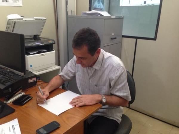 Prefeito Gilberto J&uacute;nior assina Conv&ecirc;nio para constru&ccedil;&atilde;o de cinco po&ccedil;os na zona rural de Floriano.(Imagem:Secom)