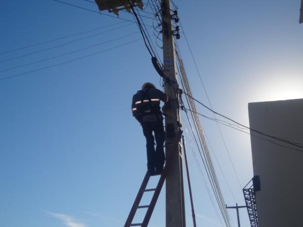 Caminhão bate em poste e provoca falta de energia em vários bairros de Floriano.(Imagem:FlorianoNews)