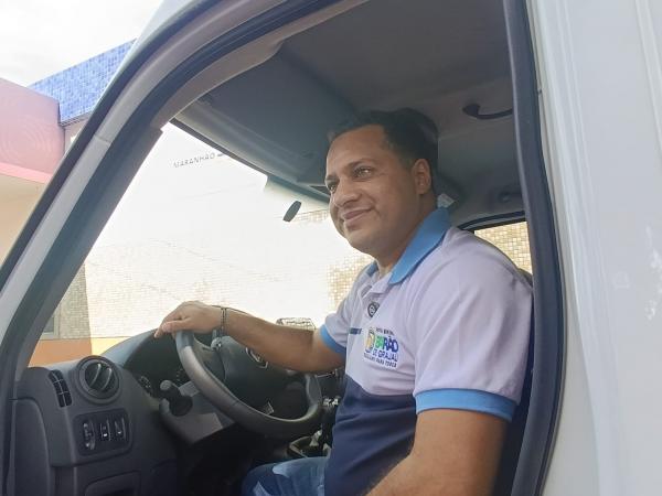 Prefeito Gleydson Resende entrega nova ambulância e anuncia obras de pavimentação