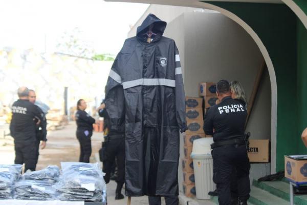 Sejus-PI realiza entrega de capas de chuva para Polícia Penal.(Imagem:Divulgação)