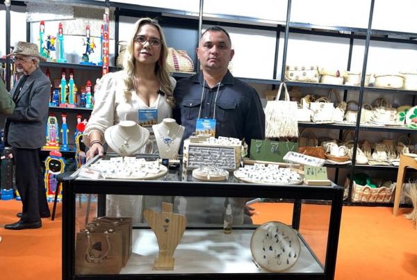 Coordenadora de Eventos da Sudarpi, Kassiara Rego e o artes&atilde;o Evandro Pereira.(Imagem: Ascom Sudarpi)