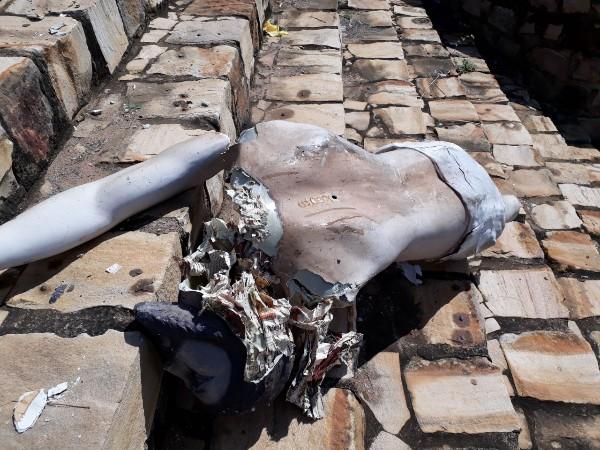 Imagem de Cristo que estava no Santu&aacute;rio Jo&atilde;o Paulo II foi totalmente destru&iacute;da.(Imagem:Portalcidadeluz)