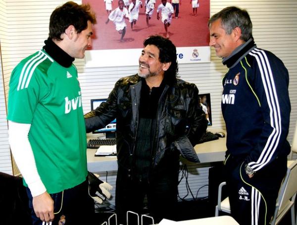 Ídolo do Barça, Maradona diz que Real vencerá Champions com Mourinho