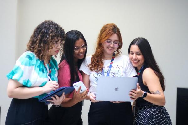 Dia Internacional das Meninas na tecnologia celebra liderança feminina na área