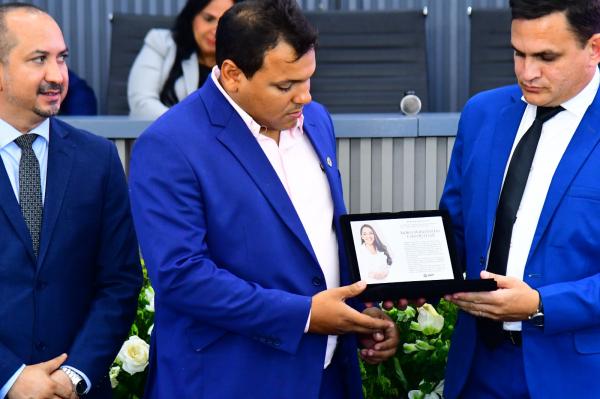 ex-vereadora Indira Maria Rocha Ferreira Leal, de Landri Sales, tamb&eacute;m foi homenageada.(Imagem:CMF)