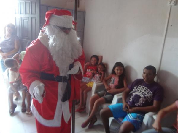 Papai Noel distribuiu presentes para crian&ccedil;as em Floriano.(Imagem:FlorianoNews)