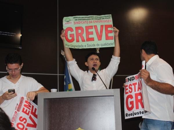 Servidores ocuparam mesa diretora e usaram a tribuna da C&acirc;mara.(Imagem:Gustavo Almeida/G1)