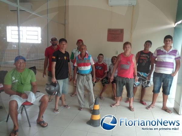 Ve&iacute;culo invade Cal&ccedil;ad&atilde;o e destr&oacute;i barracas em Floriano.(Imagem:FlorianoNews)