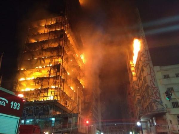 Prédio desaba após incêndio no Centro de São Paulo e deixa desaparecidos