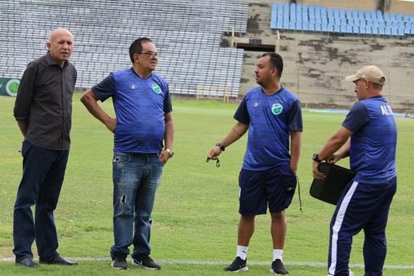 Warton Lacerda, presidente do Altos, Francisco Di&aacute;, t&eacute;cnico do Altos, e Andr&eacute; Otaviano, preparador f&iacute;sico do Altos.(Imagem:Gil Costa)