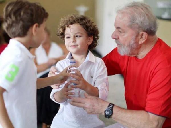 Em vel&oacute;rio do neto, Lula promete provar que n&atilde;o &eacute; ladr&atilde;o.(Imagem:Divulga&ccedil;&atilde;o)