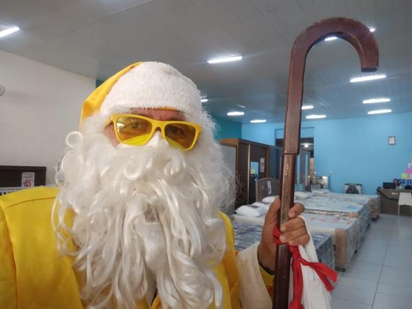 Rep&oacute;rter Amarelinho se veste de Papai Noel para manter viva a magia do Natal em Floriano.(Imagem:FlorianoNews)